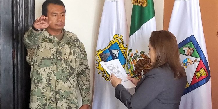 Toma protesta doctora Karla Córdova González al nuevo Comisario de Seguridad Pública.