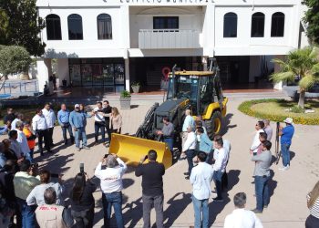 Entrega “El Cubano” una nueva retroexcavadora a Oomapas