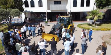 Entrega “El Cubano” una nueva retroexcavadora a Oomapas
