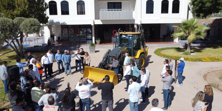 Entrega “El Cubano” una nueva retroexcavadora a Oomapas