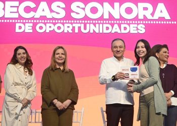 Disminuye Gobernador Durazo deserción escolar en Sonora con entrega de becas a estudiantes