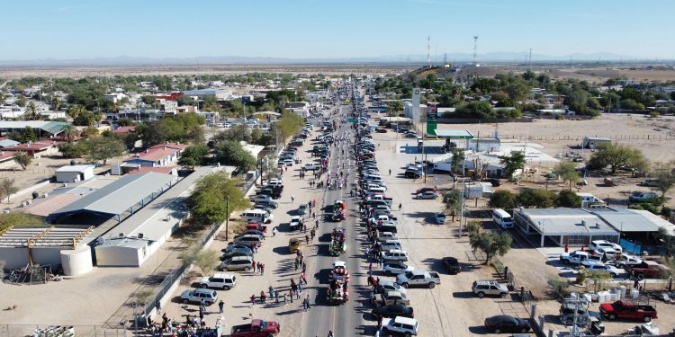 Desfilan en la Y Griega para conmemorar el 114 aniversario de la Revolución Mexicana