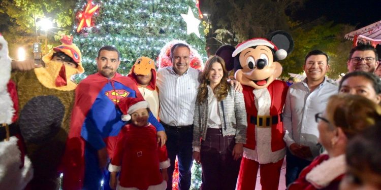 Encienden Toño Astiazarán y Patty Ruibal gran árbol navideño en Poblado Miguel Alemán