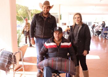 Entrega personal de DIF Caborca sillas de ruedas, andaderas y cobijas