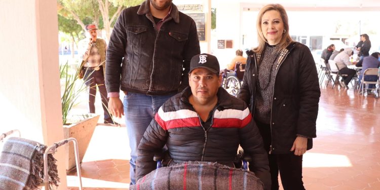 Entrega personal de DIF Caborca sillas de ruedas, andaderas y cobijas
