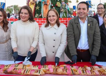 Participa Karla Córdova González en la entrega de rosca de reyes.
