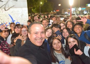 Entrega Toño Astiazarán corredor Camina Segura en Secundaria #1 “Prevo”
