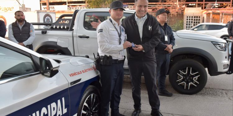 Entrega Antonio Astiazarán 10 patrullas eléctricas y sistema fotovoltaico en Comandancia Villa de Seris