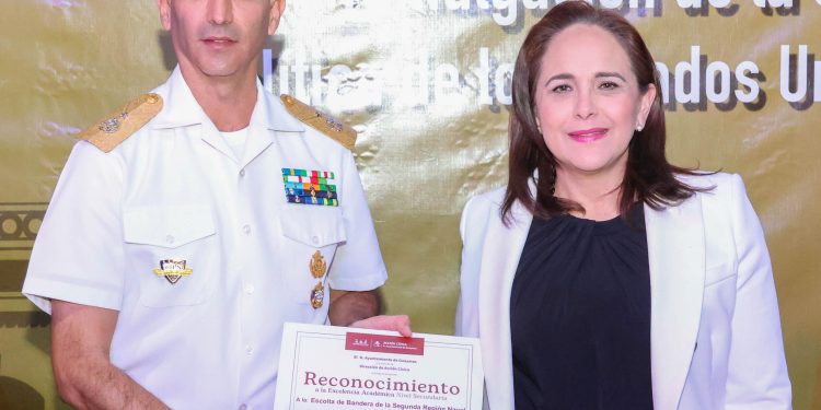 Reconoce Ayuntamiento de Guaymas a los alumnos de excelencia académica