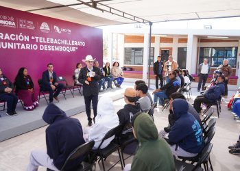 Cumple Gobernador Durazo a estudiantes Seris con entrega 698 de libros en Desemboque