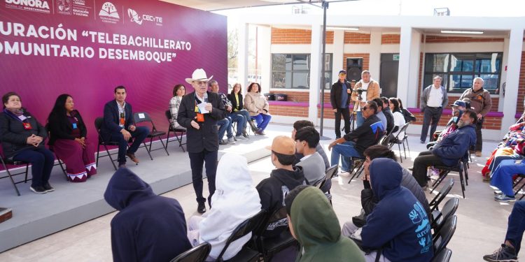 Cumple Gobernador Durazo a estudiantes Seris con entrega 698 de libros en Desemboque