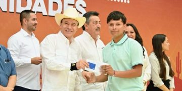 Gobernador Durazo beneficia con beca universal a más de tres mil estudiantes de secundaria