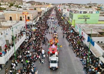 Gran éxito el primer desfile de comparsas y carros alegóricos del Carnaval Guaymas 2025 ¡La fiesta es nuestra!