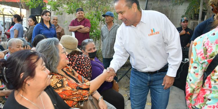 Atiende directamente Toño Astiazarán a ciudadanos en La Victoria