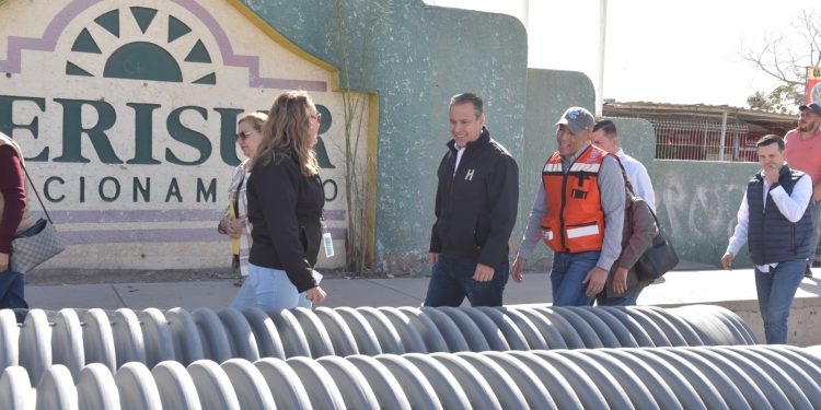 Verifica Toño Astiazarán avances en crucero de concreto de la colonia Perisur