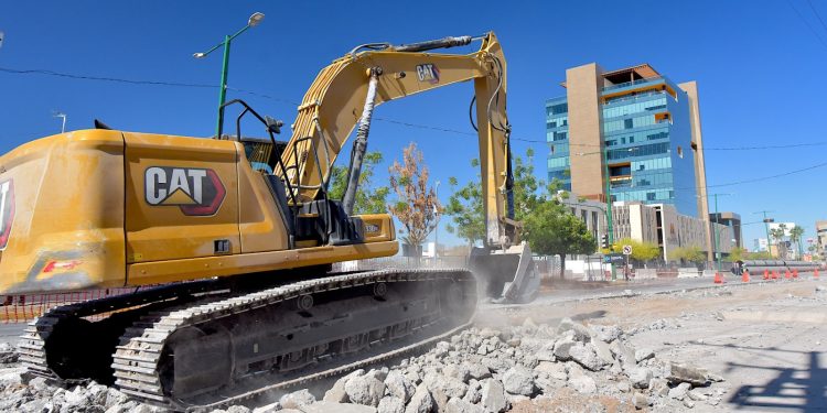 Avanzan trabajos de paso a desnivel de Colosio y Solidaridad, renuevan tubería de drenaje