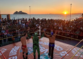 Se realiza con gran afluencia lucha libre del Cochinón vs el Patrullero Verde en Bahía de Kino