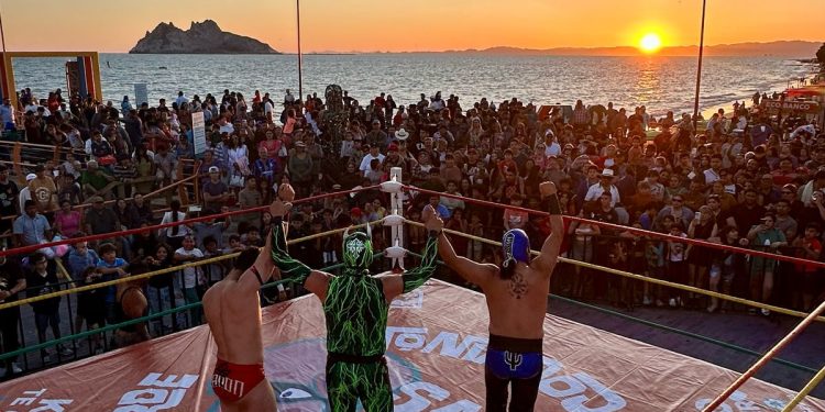 Se realiza con gran afluencia lucha libre del Cochinón vs el Patrullero Verde en Bahía de Kino