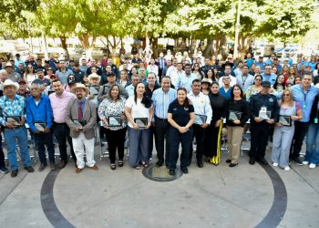 Celebra Toño Astiazarán la trayectoria de 168 servidoras y servidores públicos municipales