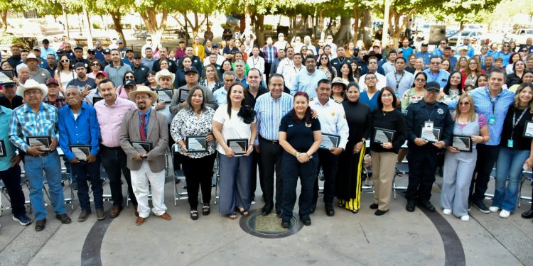 Celebra Toño Astiazarán la trayectoria de 168 servidoras y servidores públicos municipales