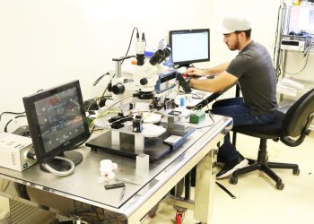 Gobernador Durazo fortalece especialización de jóvenes universitarios en semiconductores con infraestructura de alta tecnología