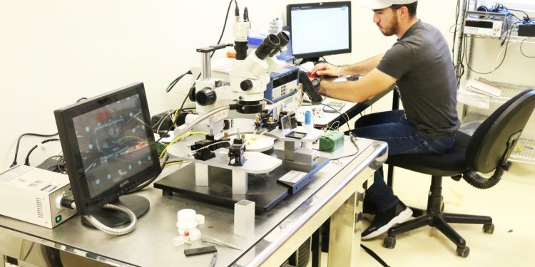 Gobernador Durazo fortalece especialización de jóvenes universitarios en semiconductores con infraestructura de alta tecnología