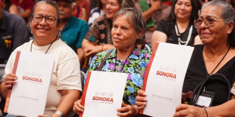 Entrega Gobernador Durazo escrituras a 250 familias de Hermosillo para garantizar certeza patrimonial