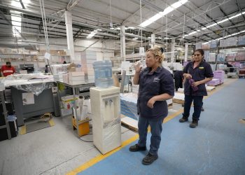 IMSS advierte sobre riesgos del calor extremo en talleres y áreas laborales cerrados con altas temperaturas