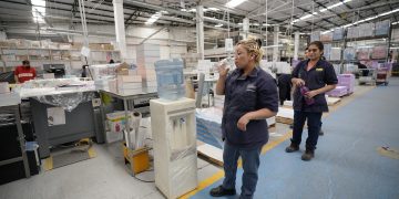 IMSS advierte sobre riesgos del calor extremo en talleres y áreas laborales cerrados con altas temperaturas
