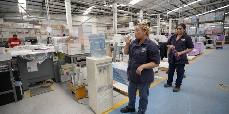 IMSS advierte sobre riesgos del calor extremo en talleres y áreas laborales cerrados con altas temperaturas