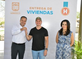 Entrega Toño Astiazarán las primeras tres viviendas de Sello H que cuentan con paneles solares