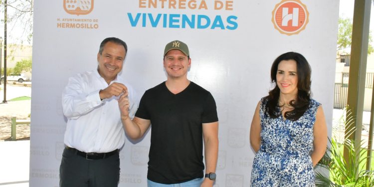 Entrega Toño Astiazarán las primeras tres viviendas de Sello H que cuentan con paneles solares