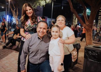 Conviven Toño Astiazarán y Patty Ruibal con familias en Fiestas del Pitic 2025