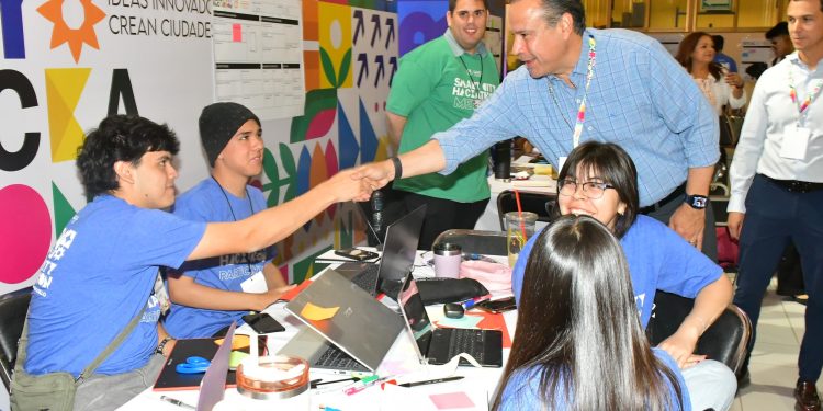 Integra Toño Astiazarán a jóvenes en Hackaton 2025 para modernizar Hermosillo con innovación