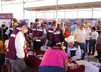 Gobernador Durazo cumple a familias de La Cholla con servicios gratuitos en la feria “Sonora Atiende”