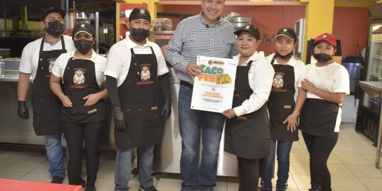 Reconoce Toño Astiazarán con distintivo a ganadores de mejor taco al pastor de Taco Fest