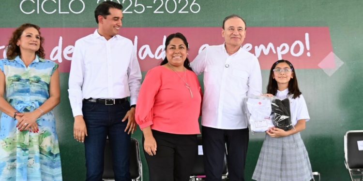 Gobernador Durazo garantiza entrega de uniformes gratuitos a todos los estudiantes antes de iniciar próximo ciclo