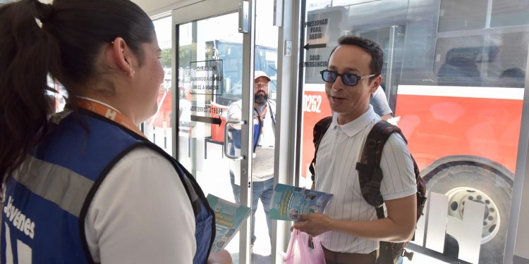 Invitan jóvenes a usar y cuidar las paradas de camión refrigeradas de Hermosillo