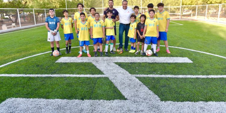 Cumple Toño Astiazarán a vecinos de Villas del Mediterráneo con rehabilitación de cancha de fútbol