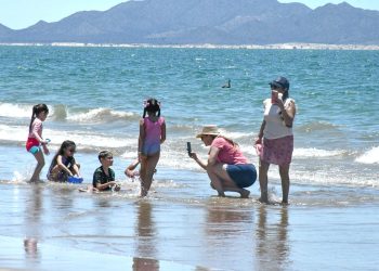 Disfrutan hermosillenses y visitantes la playa de Bahía de Kino este periodo vacacional