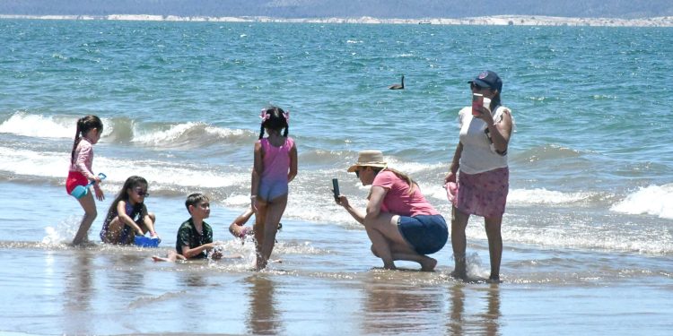 Disfrutan hermosillenses y visitantes la playa de Bahía de Kino este periodo vacacional