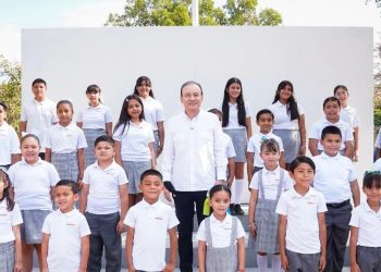 Compromiso cumplido: Gobernador Durazo concluye entrega de uniformes gratuitos en los 72 municipios