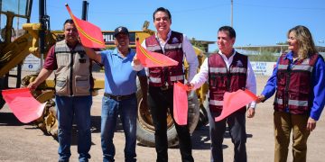 Da “El Cubano” el banderazo de arranque de las obras de instalación de pasto sintético en 2 campos de sóftbol de Caborca