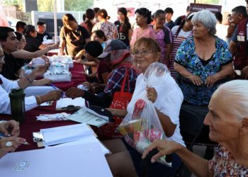 Gobernador Durazo cumple a familias de la colonia Las Peredas con servicios gratuitos de “Sonora Atiende”