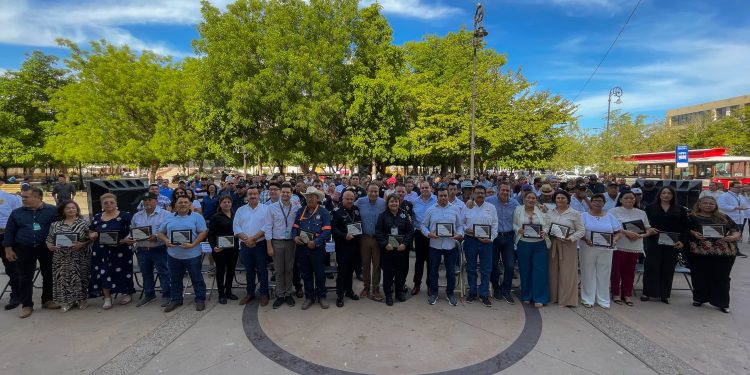 Reconoce Toño Astiazarán trayectoria de servidoras y servidores públicos de Hermosillo