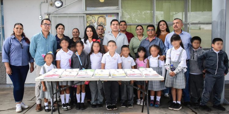En Caborca entregan paquetes escolares a niñas y niños de la Primaria Independencia de México