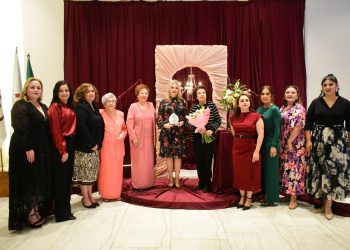 Reconocen a Larissa Salazar, presidenta honoraria de DIF, como “Mujer del Año 2025” en Caborca