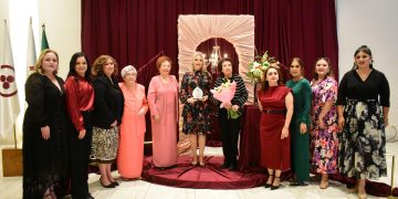 Reconocen a Larissa Salazar, presidenta honoraria de DIF, como “Mujer del Año 2025” en Caborca