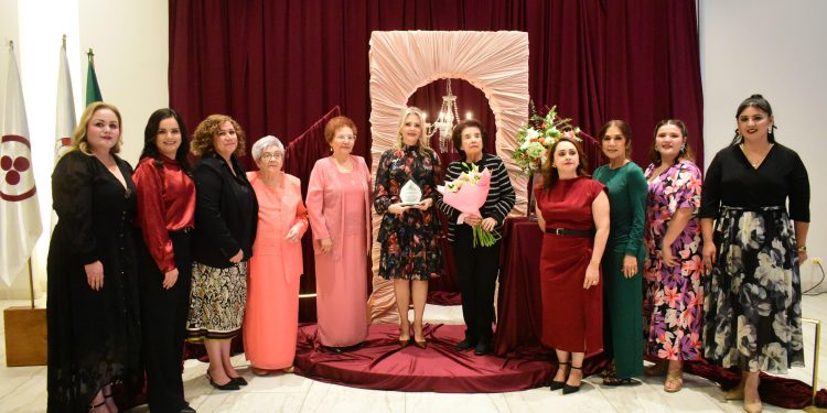 Reconocen a Larissa Salazar, presidenta honoraria de DIF, como “Mujer del Año 2025” en Caborca