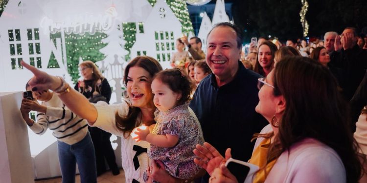 Viven familias de Hermosillo espectacular encendido de árbol navideño
